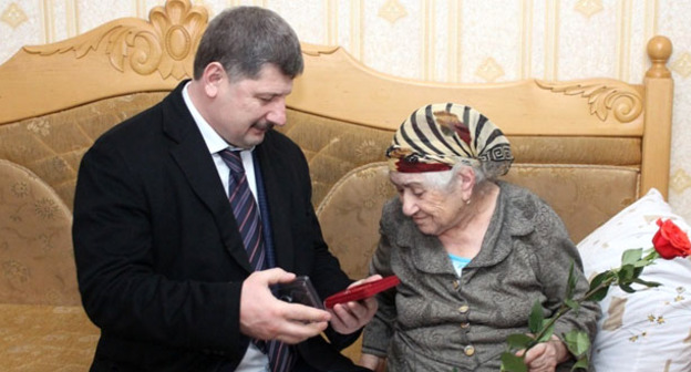 Гусейн Гамзатов во время встречи с ветеранами. Март 2015 г. Фото http://www.riadagestan.ru/