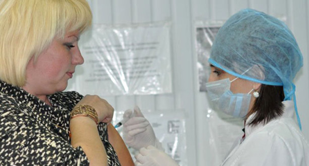 Медицинский работник делает прививку от гриппа. Фото: Пресс-служба мэрии города Черкесска