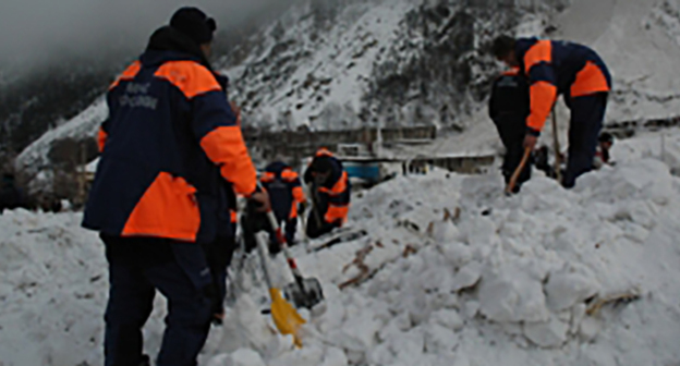 Спасательные работы в горах. Фото: http://07.mchs.gov.ru/operationalpage/operational/item/3386356/