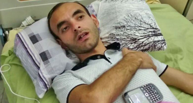 Расим Алиев в больнице после нападения. 8 августа 2015 г. Фото: RFE/RL