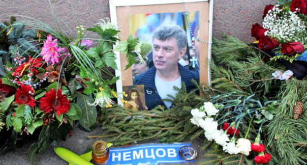 Цветы и портрет на месте убийства Немцова. Москва. Фото: Mumin Shakirov (RFE/RL)