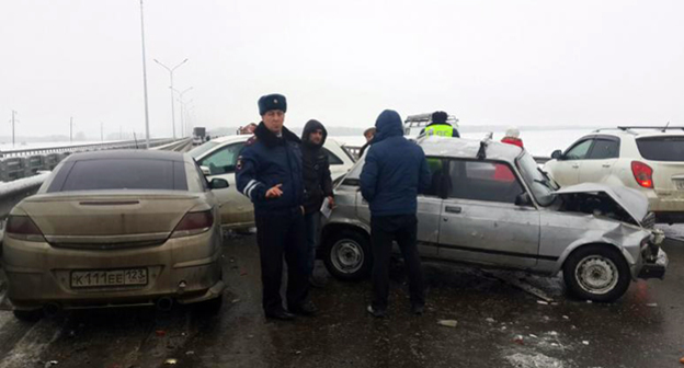 На месте аварии. Фото: http://www.yugopolis.ru/news/poyavilis-podrobnosti-dtp-pod-krasnodarom-s-uchastiem-okolo-20-mashin-88440