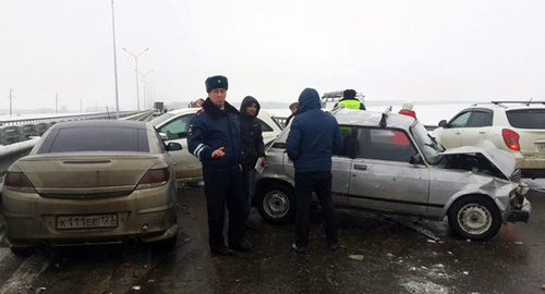 На месте аварии. Фото: http://www.yugopolis.ru/news/poyavilis-podrobnosti-dtp-pod-krasnodarom-s-uchastiem-okolo-20-mashin-88440