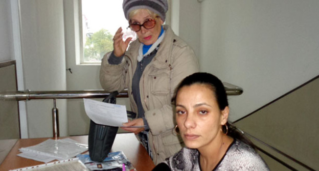 Людмила Савельева с невесткой Натальей пишут жалобу на судью. Сочи, январь 2016 г. Фото Светланы Кравченко для "Кавказского узла"