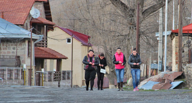 Жители поселка Казбеги. Грузия. Фото Ахмеда Альдебирова для "Кавказского узла"