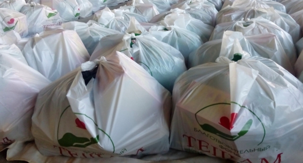 Пакеты с продуктами питания, которые раздавали участники благотворительной акции фонда "Тешам" 22 января 2015 года. Фото: Fondtesham.ru