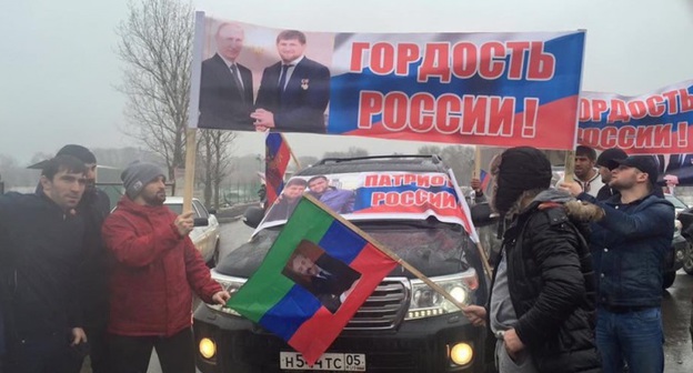 Сторонникам Сагида Муртазалиева после срыва общереспубликанского мероприятия в поддержку Кадырова пришлось провести автопробег в Махачкале. Махачкала, 24 января. Фото: http://chernovik.net/content/lenta-novostey/mini-avtoprobeg-v-mahachkale-v-podderzhku-putina-kadyrova-murtazalieva-i