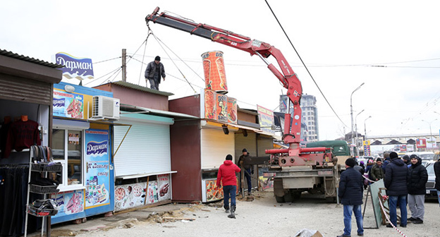 Перенос объектов торговли на Цумадинском рынке в Махачкале. Фото: http://www.interdag.ru/news/8768/na-tsumadinskom-rynke-mahachkaly-perenosyat-vglub-torgovye-pavilony