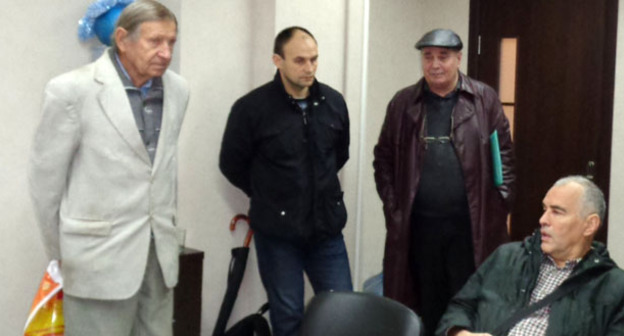 Местные жители провели собрание в съемном офисе финансовой компании, которая принимала у них денежные средства по договорам займа с условием выплаты процентов. Сочи, 24 января 2016 г. Фото Светланы Кравченко для "Кавказского узла"