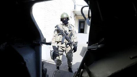 Сотрудник ФСБ. Фото: Геннадий Аносов / Югополис