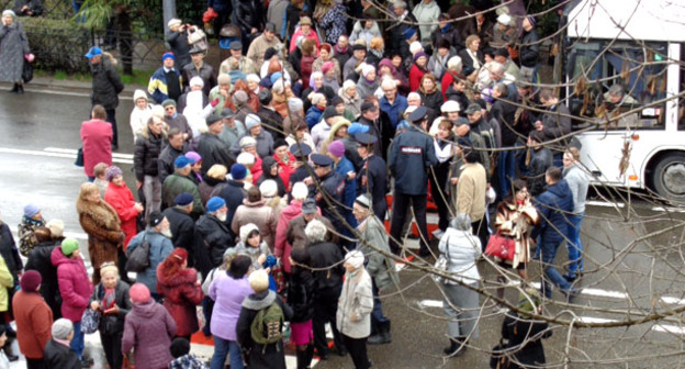 Пенсионеры перекрыли улицу рядом с мэрией. Сочи, 15 января 2016 г. Фото Светланы Кравченко для "Кавказского узла"