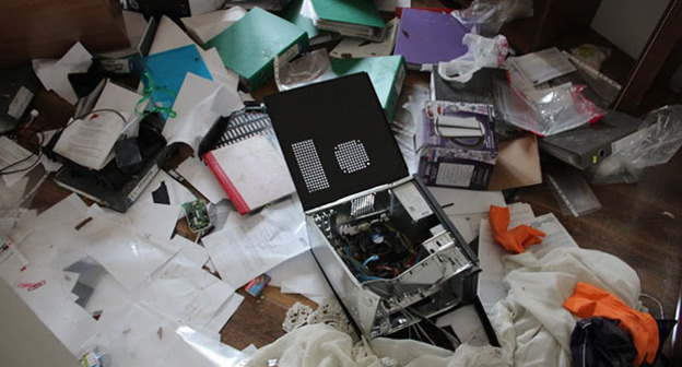 Разгром офиса КПП и квартиры СМГ в Грозном 3 июня 2015 года. Фото "Кавказского узла"