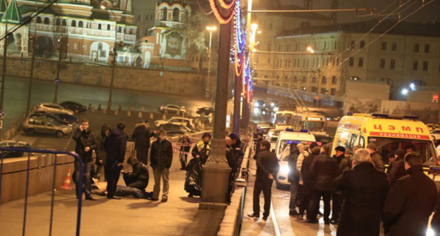 На месте убийства Немцова. Москва, 27 февраля 2015 г. Фото: Mikhail Sokolov (RFE/RL)