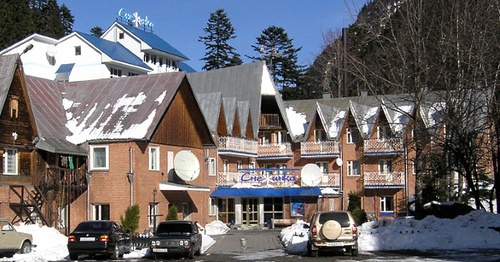 Гостиничный комплекс "Снежинка" в поселке Домбай. Фото: "Магия-отдыха.рф" Гостиничный комплекс "Снежинка" в поселке Домбай. Фото: "Магия-отдыха.рф"