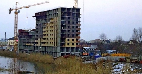 Недостроенная многоэтажка на береговой полосе Карасунских озер. Фото: Ewnc.org Недостроенная многоэтажка на береговой полосе Карасунских озер. Фото: Ewnc.org