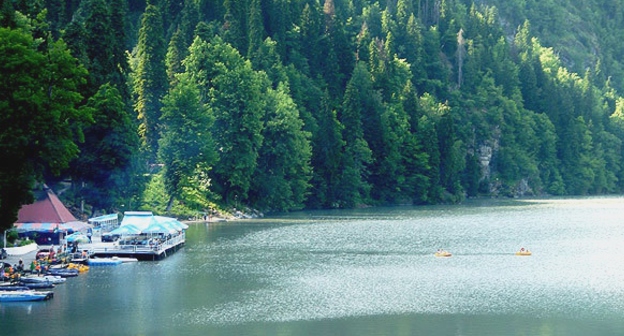 Кафе на берегу озера Рица в Абхазии. Фото Анжелы Кучуберия для "Кавказского узла"