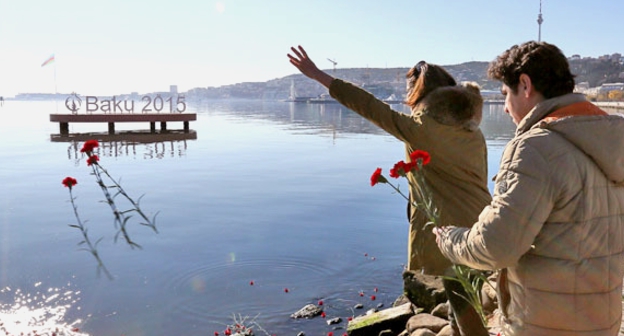 Жители Баку бросают цветы в море в память по погибшим на платформе "Гюнешли". 6 декабря 2015 года. Фото Азиза Каримова для "Кавказского узла"