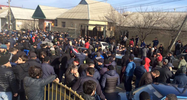 Прихожане мечети "Северная" начали шествие к администрации Хасавюрта. 1 февраля 2016 г. Фото: Магомед М.