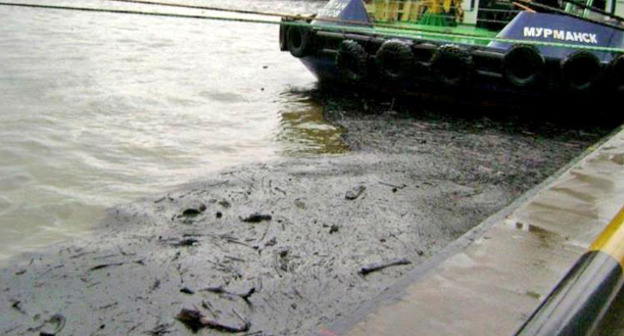 Вода в водоеме, загрязненная после разлива нефтепродуктов. Фото http://www.yugopolis.ru/