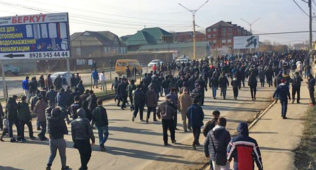 Участники шествия в Хасавюрте, которые выступают против закрытия салафитских мечетей. 1 февраля 2016 г. Фото  Магомед М. 