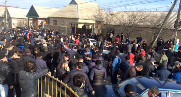 Участники шествия против закрытия салафитских мечетей. Хасавюрт, 1 февраля 2016 г. Фото http://chernovik.net/