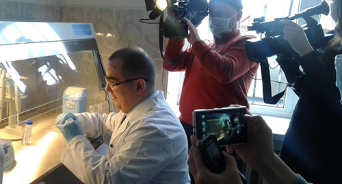 Старший эксперт отделения медико-биологических экспертиз Алексей Нехорошкин перед журналистами. Фото Александры Кузнецовой для "Кавказского узла"