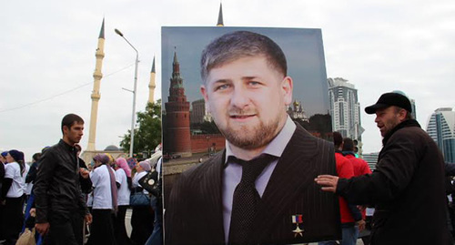 Портрет Р. Кадырова на митинге в Грозном. Фото Магомеда Магомедова для "Кавказского узла"