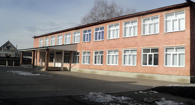 Заюковская школа-интернат, двор школы, учебный корпус. Фото Людмилы Маратовой для "Кавказского узла" 
