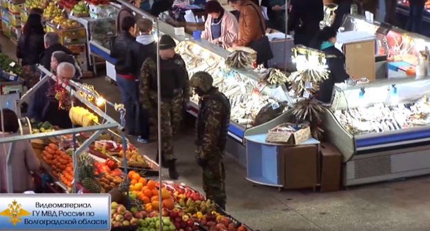 Сотрудники силовых структур во время проверки на Центральном рынке Волгограда. Фото: Youtube.com/user/tvv102