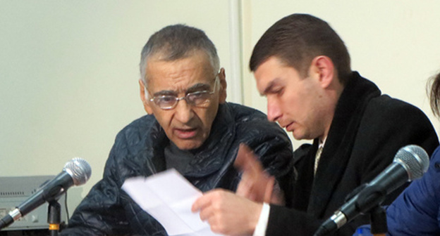 Дилхам Аскеров (на фото слева) и его адвокат Эрик Бегларян. Фото Алвард Григорян для "Кавказского узла"