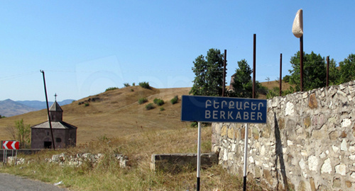 Въезд в село Беркабер, Армения. Фото: http://news.gisher.ru/ru/society/krakocner-berqaberi-uxxutyamb.html Въезд в село Беркабер, Армения. Фото: http://news.gisher.ru/ru/society/krakocner-berqaberi-uxxutyamb.html
