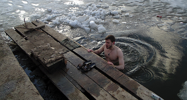 Купание в проруби, Астрахань, 07.02.2016. Фото Елены Гребенюк для "Кавказского узла"