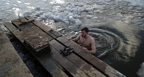 Купание в проруби, Астрахань, 07.02.2016. Фото Елены Гребенюк для "Кавказского узла"
