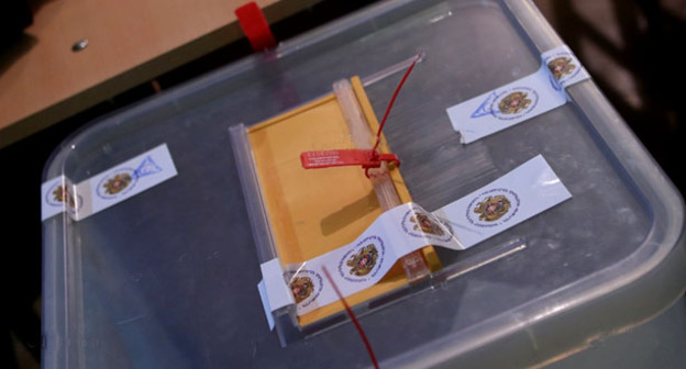 Урна для голосования. 6 декабря 2015 г.
Фото: © PAN Photo / Vahan Stepanyan