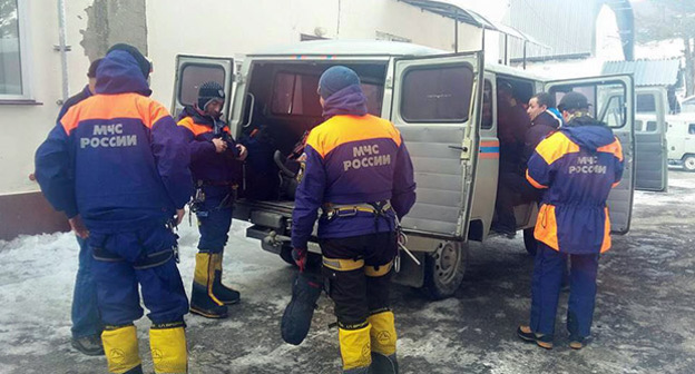 Спасатели МЧС. Фото: официальная страница МЧС КБР в FB,  https://www.facebook.com/pressmchskbr/photos/pcb.1739967179568184/1739966769568225/?type=3&theater