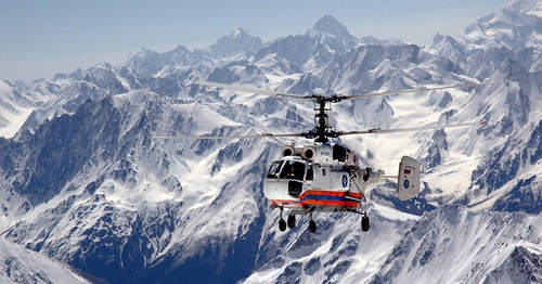 После облета ущелья спасатели, по данным МЧС, спустили 23 лавины. Фото: http://www.mchs.gov.ru/dop/info/smi/news/item/5907775/