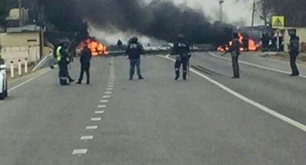 Взрыв на посту ГИБДД около Джемикента. 15 февраля 2016 г. Кадр из видео "Кавказского узла"