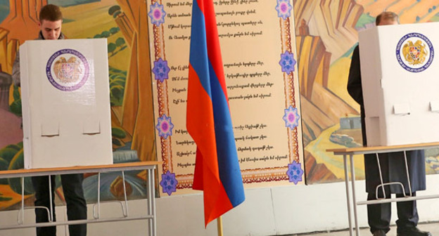 Во время голосования на референдуме. 6 декабря 2015 г. Фото http://panarmenian.net/