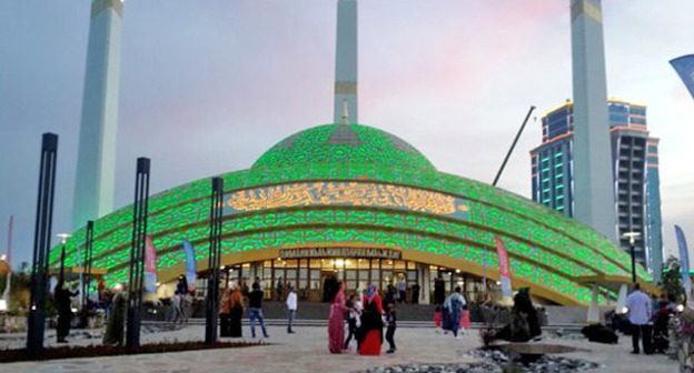 Мечеть имени Аймани Кадыровой в Аргуне. Фото: Argunoy https://ru.wikipedia.org