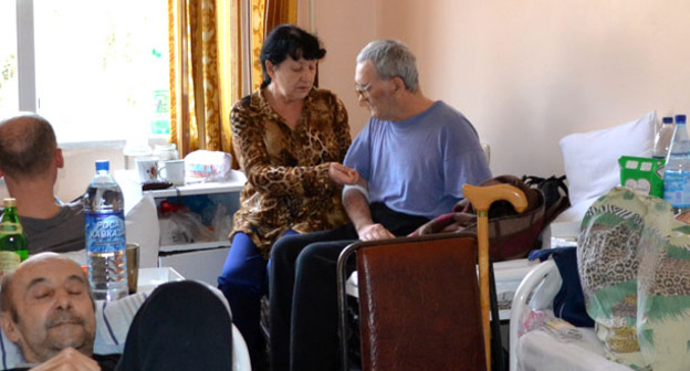 Виктор Диденко и его сестра Татьяна Шарапова в палате горбольницы № 3. Сочи, февраль 2016 г. Фото Светланы Кравченко для "Кавказского узла"