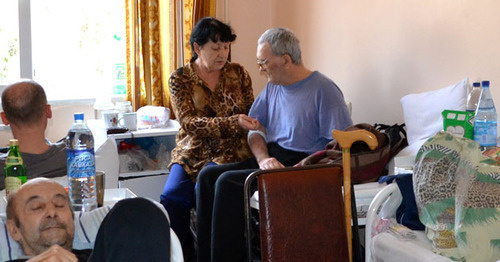 Виктор Диденко и его сестра Татьяна Шарапова в палате горбольницы № 3. Сочи, февраль 2016 г. Фото Светланы Кравченко для "Кавказского узла"