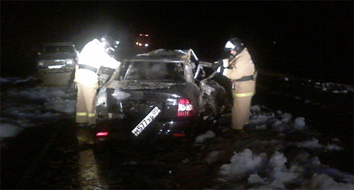 Сотрудники МЧс нга месте ДТП в Карабудахкентском районе Дагестана. Фото: http://www.riadagestan.ru/news/incidents/pyat_chelovek_pogibli_v_dtp_v_karabudakhkentskom_rayone_dagestana/ Сотрудники МЧс нга месте ДТП в Карабудахкентском районе Дагестана. Фото: http://www.riadagestan.ru/news/incidents/pyat_chelovek_pogibli_v_dtp_v_karabudakhkentskom_rayone_dagestana/