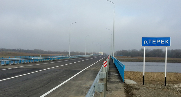 Терских мост. Наводнение в моздоке 2002. Река терек моздок. Река терек мост. Кизляр мост.