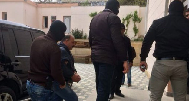 Рауфа Миркадырова ведут в здание суда. Фото http://haqqin.az/news/55759