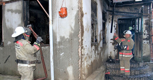 Сотрудники МЧС на месте пожара в станице Холмской Абинского района Краснодарского края. 9 октября 2015 г. Фото http://23.mchs.gov.ru/pressroom/news/item/3152664/ Сотрудники МЧС на месте пожара в станице Холмской Абинского района Краснодарского края. 9 октября 2015 г. Фото http://23.mchs.gov.ru/pressroom/news/item/3152664/