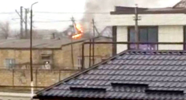 Горит крыша взорванного силовиками дома предполагаемого лидера присягнувшей ИГ (ранее ИГИЛ, организация признана террористической, ее деятельность в России запрещена) группы боевиков Абутдина Ханмагомедова. Дербент, 17 февраля 2016 г. Фото Патимат Махмудовой для "Кавказского узла"