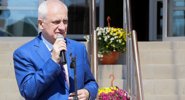 Тамерлан Агузаров. Фото http://www.ingushetia.ru/news/glavy_ingushetii_i_osetii_otkryli_novuyu_shkolu_v_poselke_novyy_prigorodnogo_rayona/