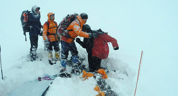 Спасение туриста в горах. Фото: https://www.facebook.com/pressmchskbr/photos/pcb.1739967179568184/1739966706234898/?type=3&theater