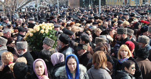 Жители Владикавказа почтили память главы Северной Осетии Тамерлана Агузарова. 21 февраля 2016 г. Фото Эммы Марзоевой для "Кавказского узла" Жители Владикавказа почтили память главы Северной Осетии Тамерлана Агузарова. 21 февраля 2016 г. Фото Эммы Марзоевой для "Кавказского узла"