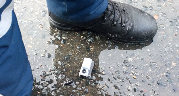 Во время презентации доклада Яшина двое мужчин вырвали у одного из присутствующих камеру и разбили ее о землю. На снимке: часть разбитой камеры. Москва, 23 февраля 2016 г. Фото Олега Краснова для "Кавказского узла"